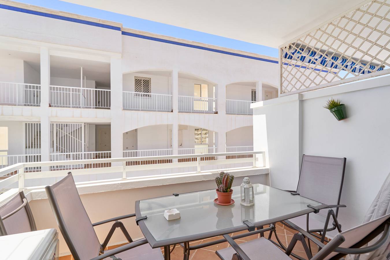Entire apartment, Apartment 'Apartamento Costa Sol' with Shared Pool, Private Terrace and Air Conditioning in La Guapa, Polopos - La Mamola