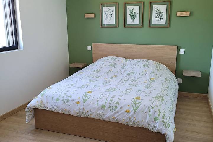 Bright new wooden house with enclosed garden 5 minutes from the beach in Gouville-sur-Mer, Coutances und Umgebung