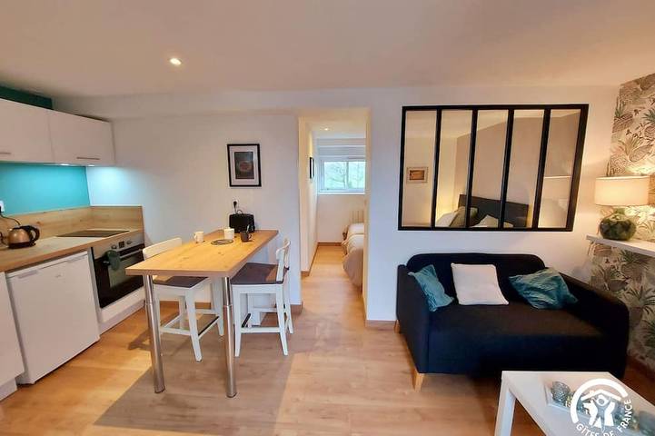 Gîte pour 2 personnes, avec terrasse et piscine