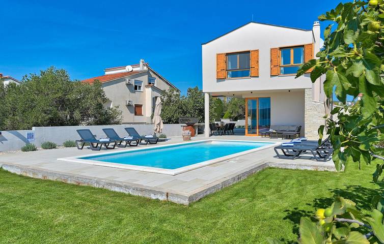 Geräumige 2-Zimmer-Wohnung mit Pool und Terrasse, 1 km vom Strand entfernt in Općina Sveti Filip i Jakov, Zadar