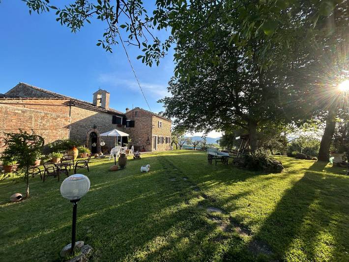 Agriturismo per 4 persone, con giardino e piscina nonché vista lago, con animali domestici in Provincia di Ancona