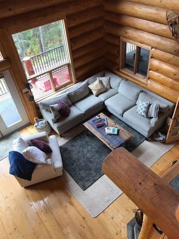 Spectacular mountain views in beautiful log chalet in Kicking Horse