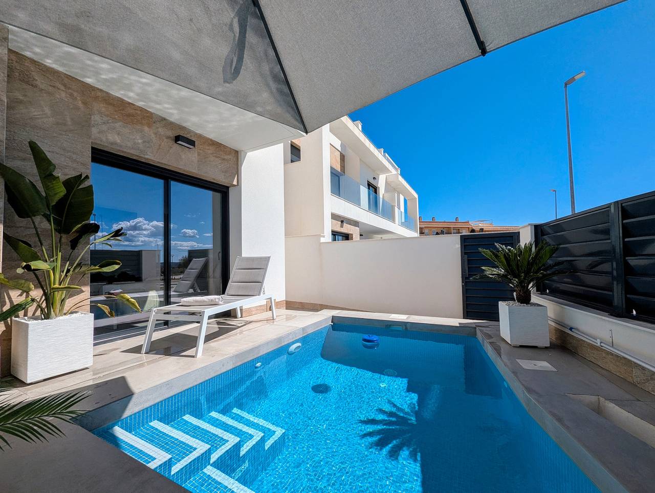 Casa Vacacional 'R-40-C Villa Moderna' con Piscina Privada, Wi-Fi y Aire Acondicionado in Los Montesinos, Costa Blanca