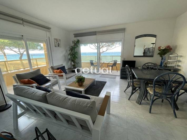 Apartamento entero, Apartamento renovado frente al mar, 2 habitaciones, aire acondicionado, parking in Platja d'Aro, Costa Brava