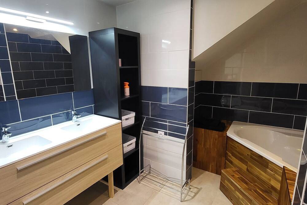 Building in the heart of the Luberon on a wine-growing estate with private swimming pool in La Tour-d'Aigues, Parc naturel régional du Luberon