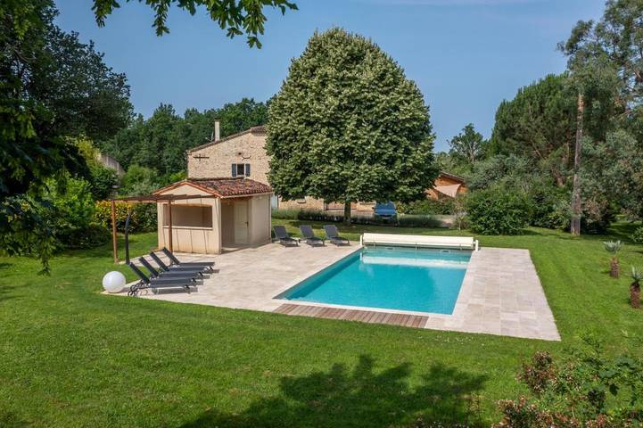 Gîte pour 6 personnes, avec piscine ainsi que vue et jardin, adapté aux familles à Fauch