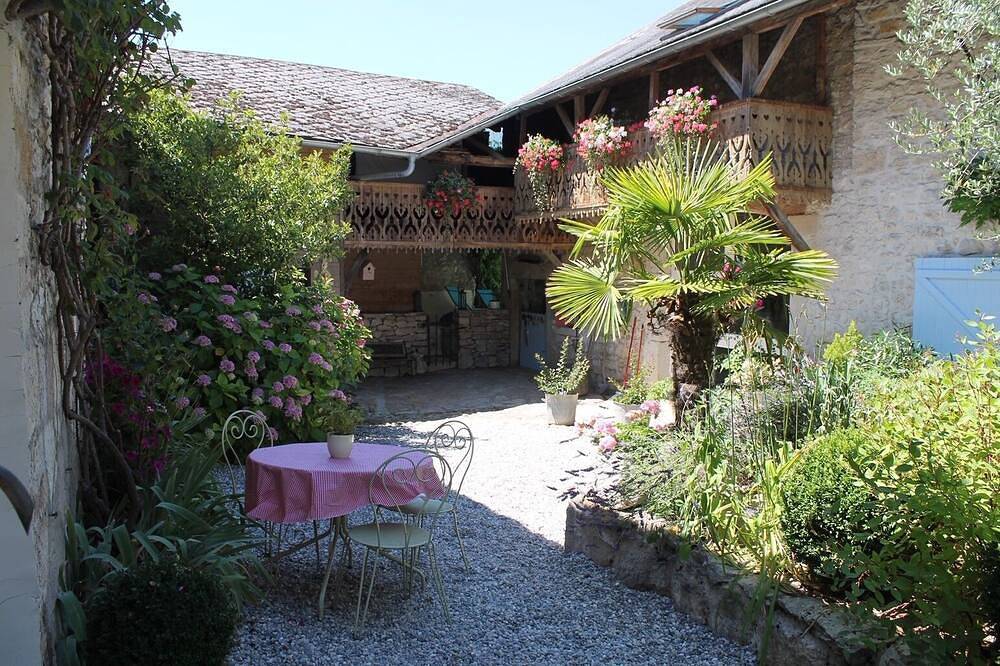 Charmant stenen huisje met sauna, zwembad, in de buurt van de Grand Colombier en meren in Saint-Martin-de-Bavel, Belley