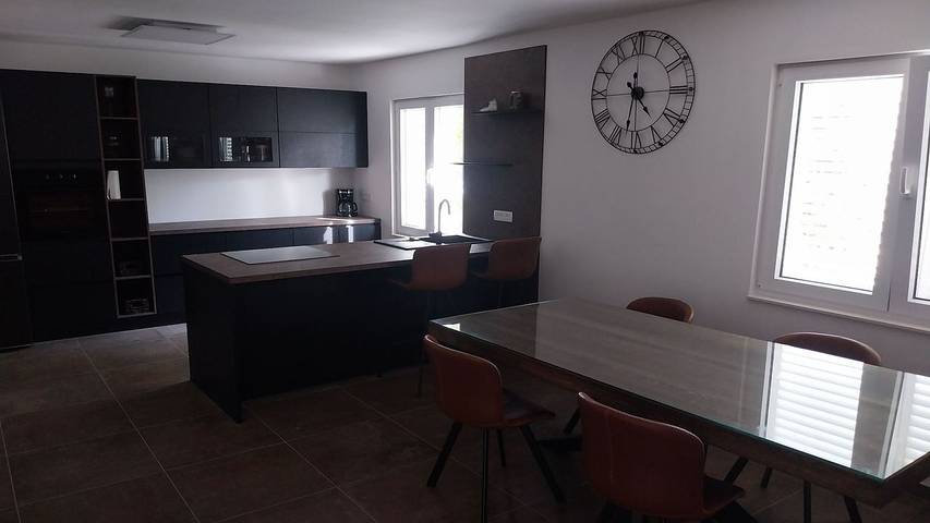 Ferienhaus für 11 Personen, mit Pool und Garten in Podstrana