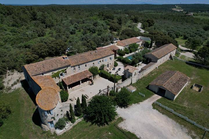 Chambre d’hôte pour 30 personnes, avec piscine et bassin pour enfant ainsi que vue et jardin à Nîmes - 2