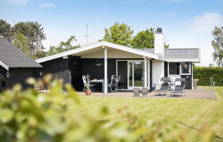 Ferieudlejning for 5 personer, med Terrasse og Have i Hasmark Strand