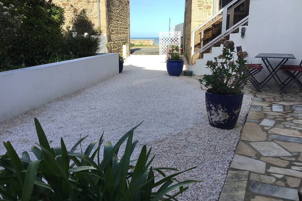 Appartement entier, A 20 mètres de la plage les pieds dans l'eau. appartement dans maison de pecheur in Binic, Côte de Goëlo
