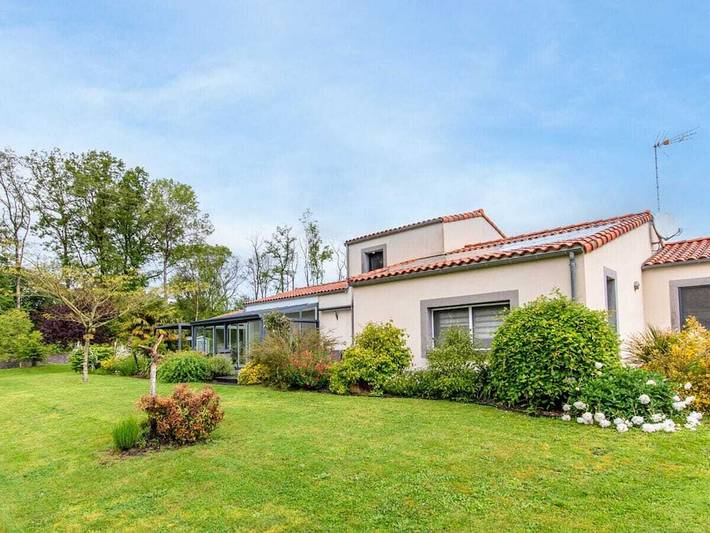 Location de vacances pour 8 personnes, avec jardin ainsi que piscine et sauna à Mervent