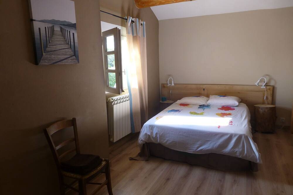 Piolenc: Exceptional Grand Mas Provençal on a hillside on the edge of a forest in Piolenc, Vaucluse