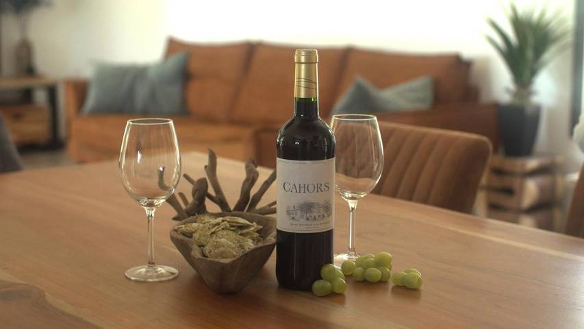 Location de vacances pour 6 personnes, avec jardin ainsi que vue et piscine à Varaire - 4