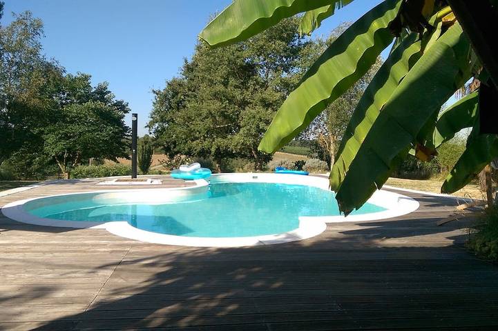 Gîte pour 2 personnes, avec Balcon/Terrasse et Jardin à Saint-Sernin