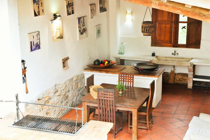 Country House 'La Isla Verde' with Mountain View, Private Pool and Wi-Fi in els Hostalets de Pierola, Barcelona Inland