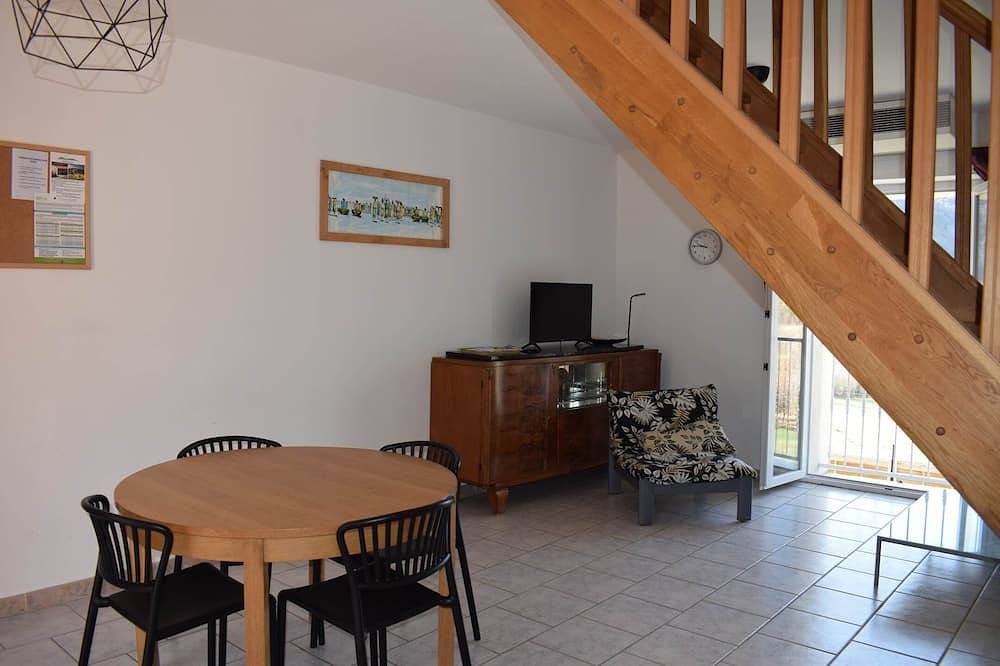 Entire apartment, Gîte 3:60 square meter apartment near Montbrun Les Bains in Montbrun-les-Bains, Nyons region