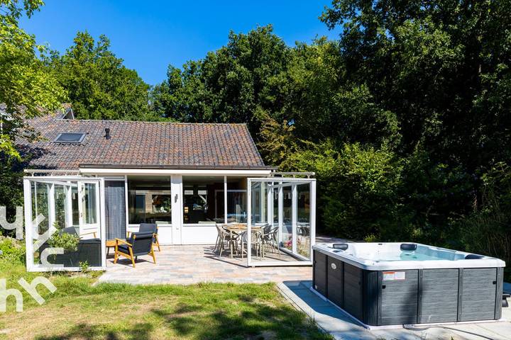 Bungalow voor 8 personen, with terras and whirlpool as well as tuin in Domburg