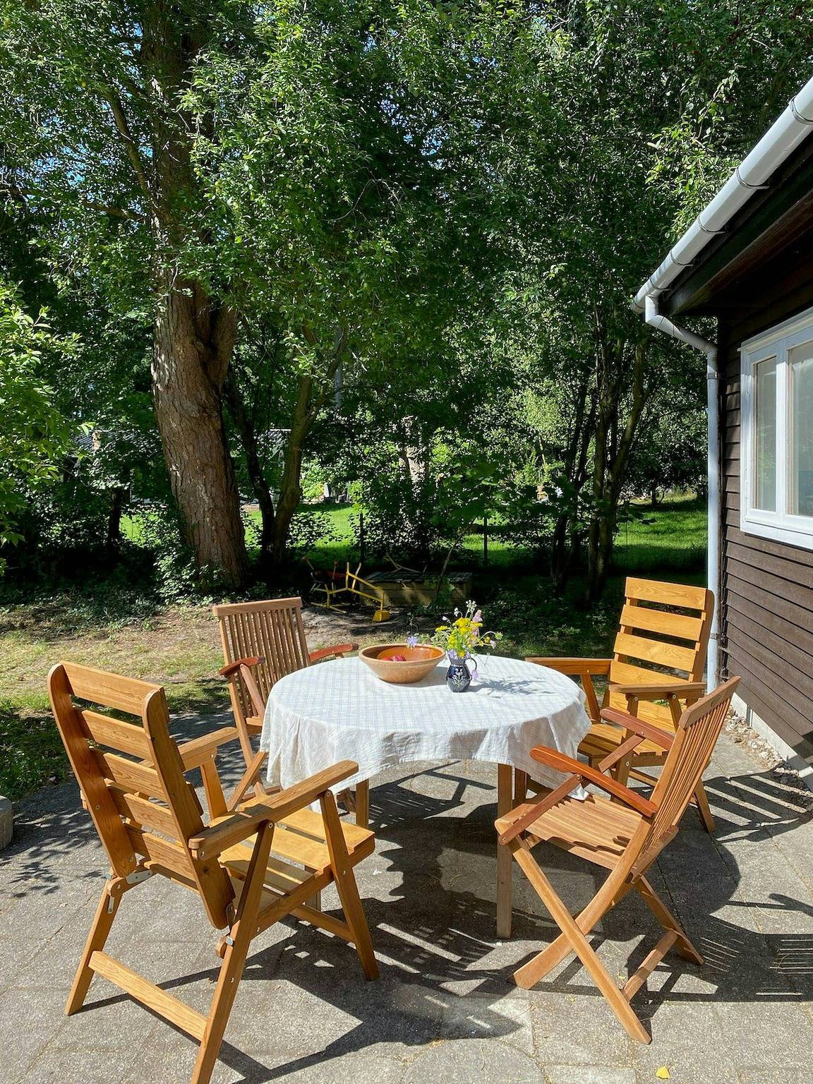 Lyst sommerhus på naturgrund nær Gudmindrup strand in Gudmindrup Lyng, Højby