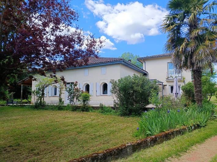 Gîte pour 6 personnes, avec terrasse et jardin à Guîtres