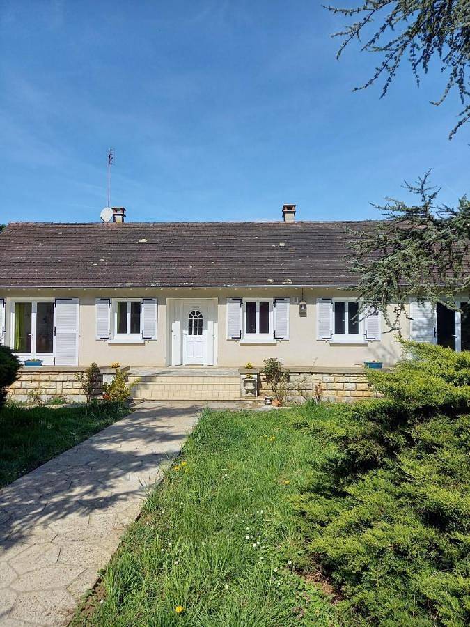 Location de vacances pour 8 personnes, avec terrasse et jardin à Ainay-le-Château