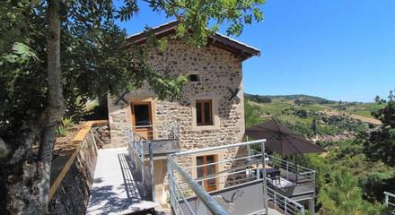 Gîte pour 6 personnes, avec jardin ainsi que jacuzzi et balcon, adapté aux familles à Beaujeu