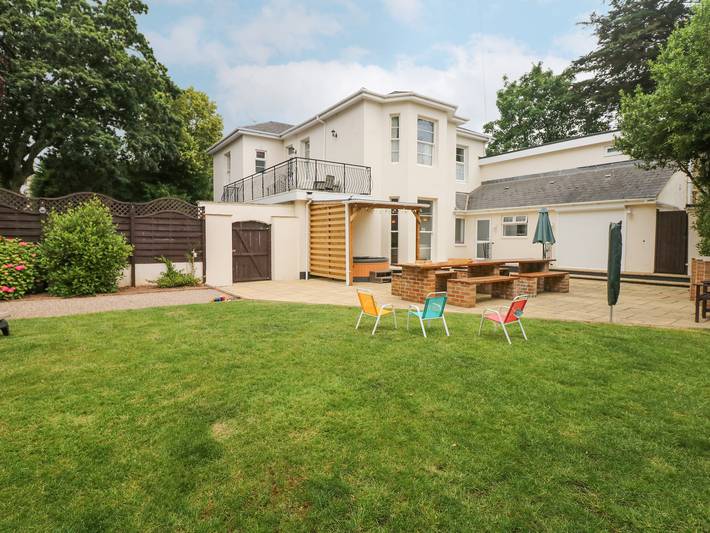 Log cabin for 16 people, with garden in Torquay