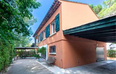 Gîte pour 6 personnes, avec piscine ainsi que jardin et terrasse, animaux acceptés à Pertuis