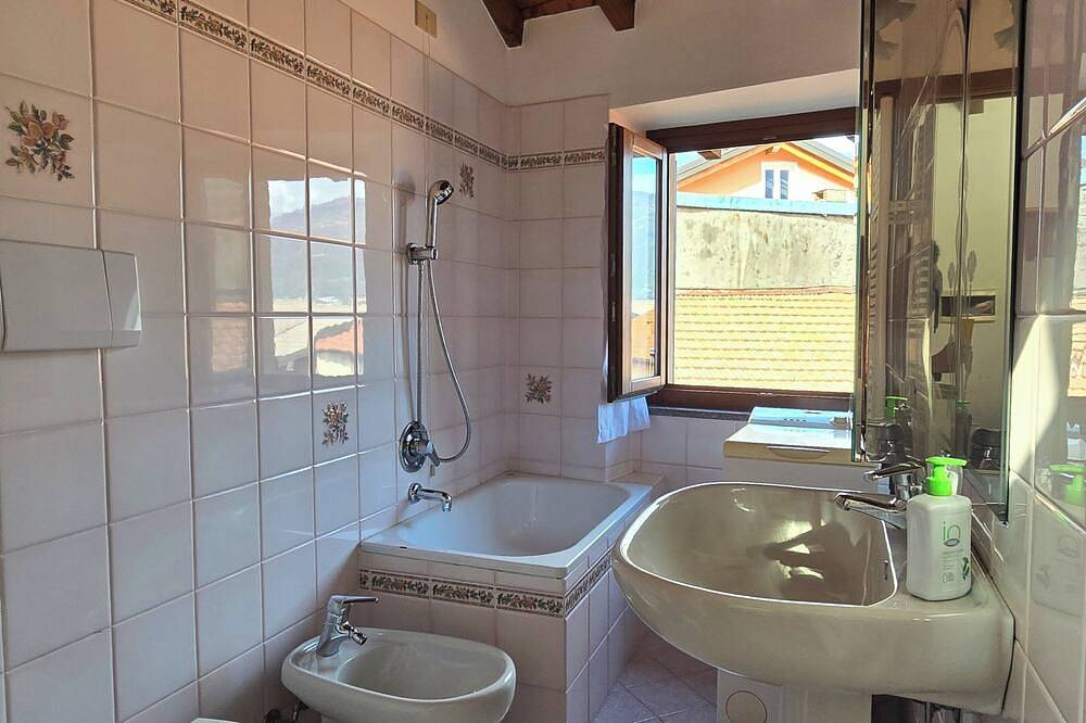 Geheel appartement, Casa Nadia: Modern apartment with balcony, mountain view and private parking in Maccagno, Maccagno con Pino e Veddasca