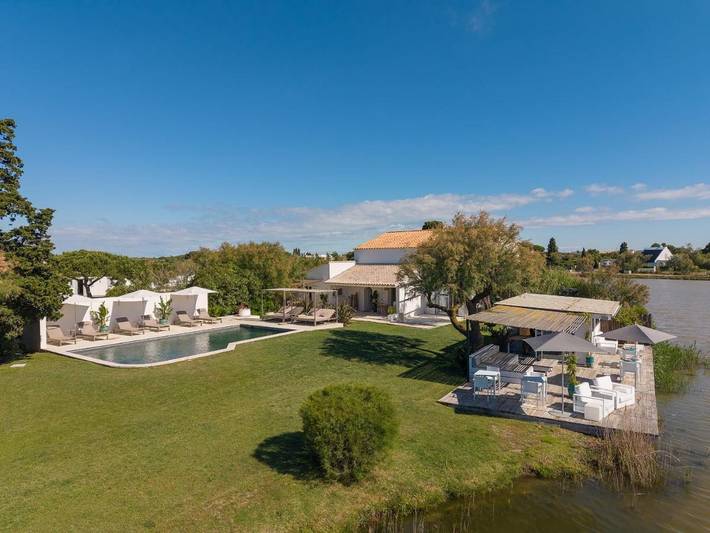 Chambre d’hôte pour 2 personnes, avec piscine ainsi que jardin et vue sur le lac à Saintes-Maries-de-la-Mer
