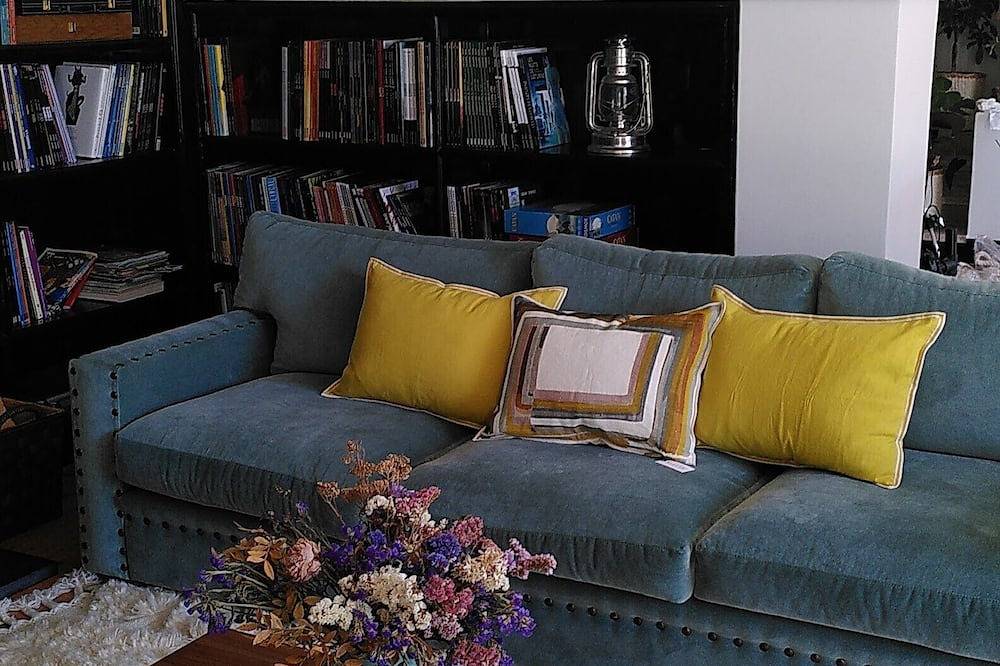 Family house, garden & pool - sleeps 7 - 5 min surf beach - Lisbon in Carcavelos e Parede, Costa de Lisboa