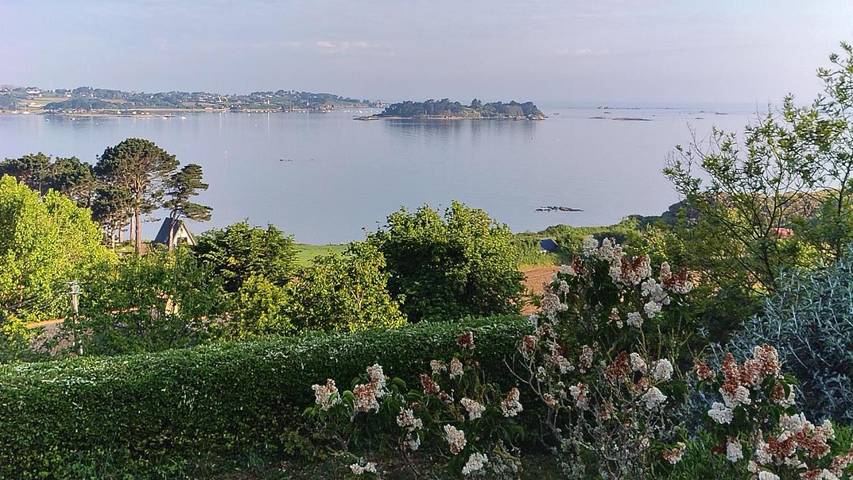 Location de vacances pour 6 personnes, avec vue ainsi que terrasse et jardin à Kerbors - 2