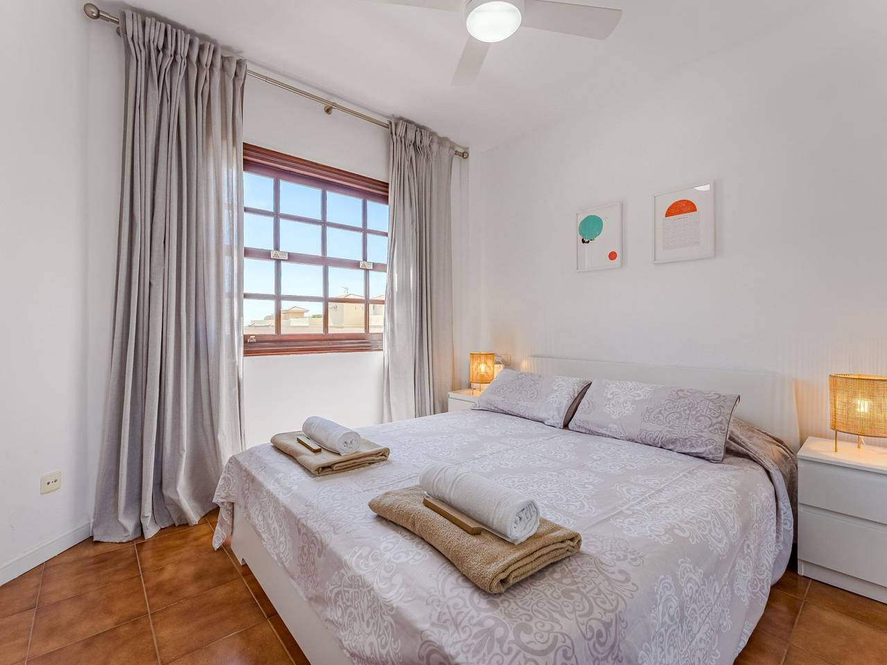 Apartamento vacacional entero, Apartamento junto a la playa con piscina, balcón y WiFi in Las Adelfas, San Miguel de Abona