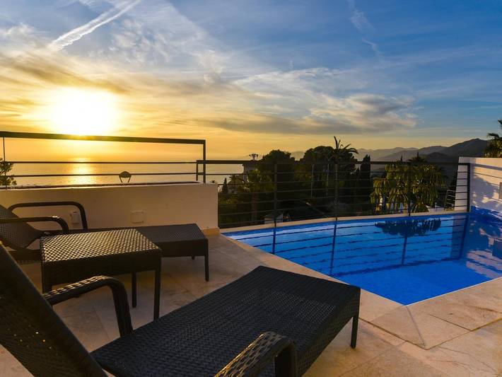 Apartamento para 6 personas, con Balcón y Vistas al mar además de Terraza y Jardín en Acantilados de Maro