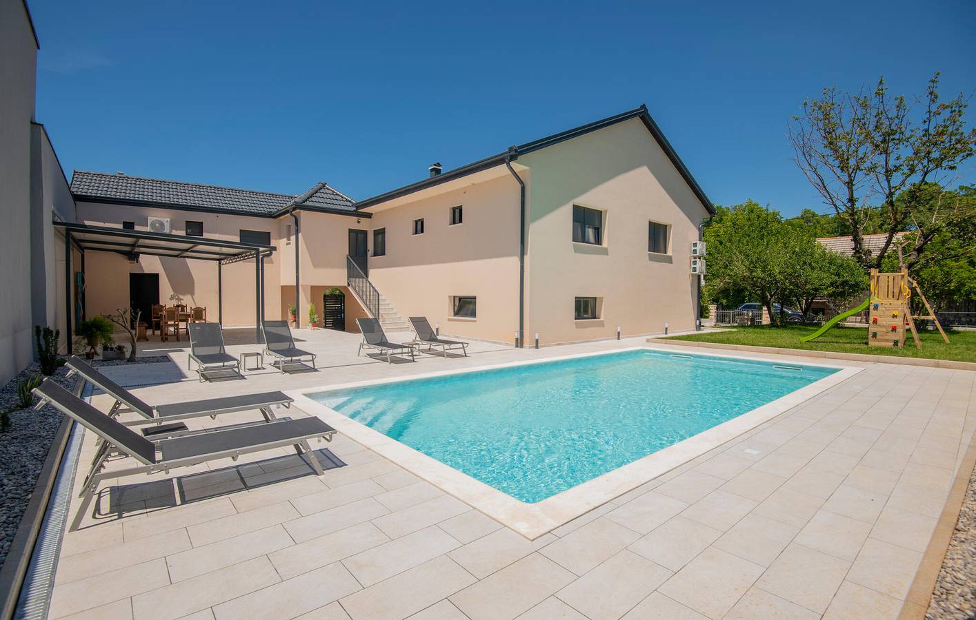 Sonnig, 2 km vom Fluss entfernt: Modernes Apartment mit Pool, Terrasse und WLAN in Imotski, Makarska Riviera