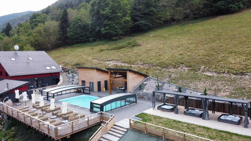 Gîte pour 2 personnes, avec Jacuzzi et Terrasse ainsi que Jardin et Piscine à Rochesson