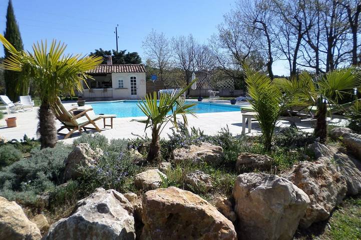 Gîte pour 2 personnes, avec Terrasse ainsi que Jardin et Piscine