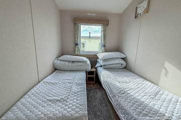 Static Caravan for 6 People in Waveney District, Suffolk, Photo 3