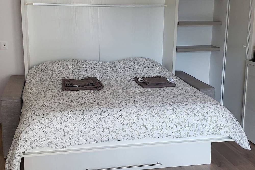 Entire apartment, ★ Large new studio with loggia near station and Ch : ) in Arpajon, Essonne