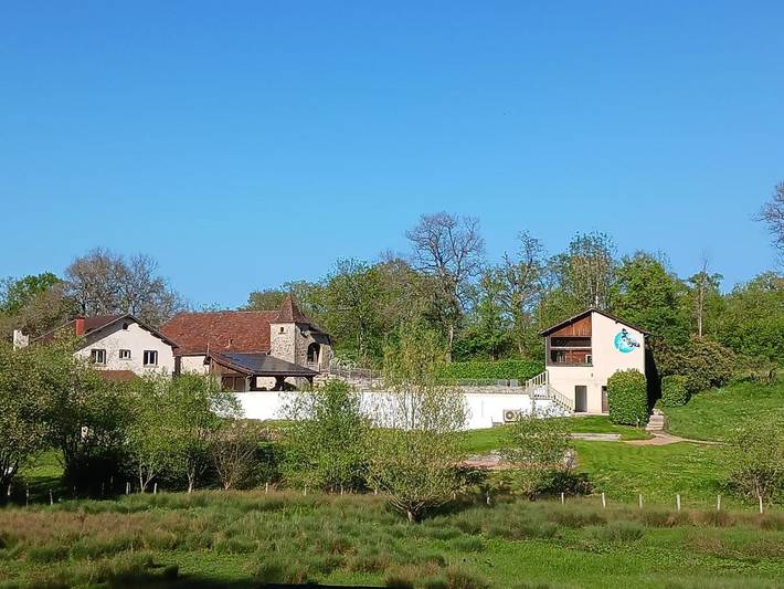 Gîte pour 4 personnes, avec terrasse et piscine à Reyrevignes