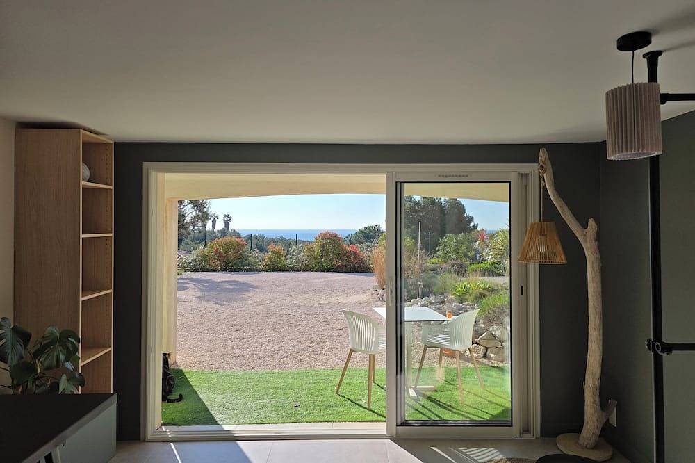 Appartement entier, Face à la Méditerranée, Studio cosy avec espace extérieur à 3 mns de la plage in Sausset-les-Pins, Côte méditerranéenne (France)