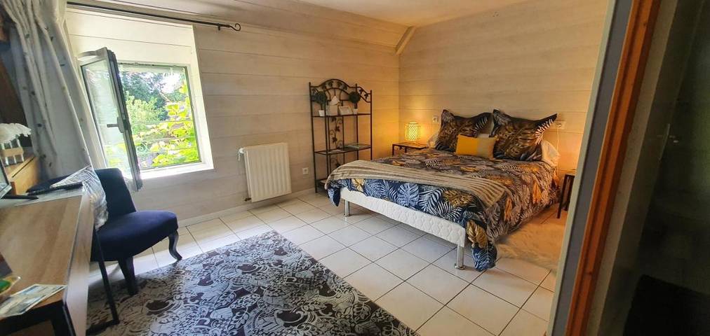 Location de vacances pour 4 personnes, avec piscine ainsi que vue et jardin à Saint-Quentin-sur-le-Homme - 4