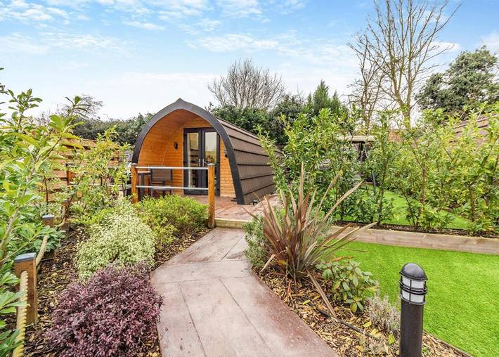 Holiday village for 2 people, with Hot tub in Nottinghamshire