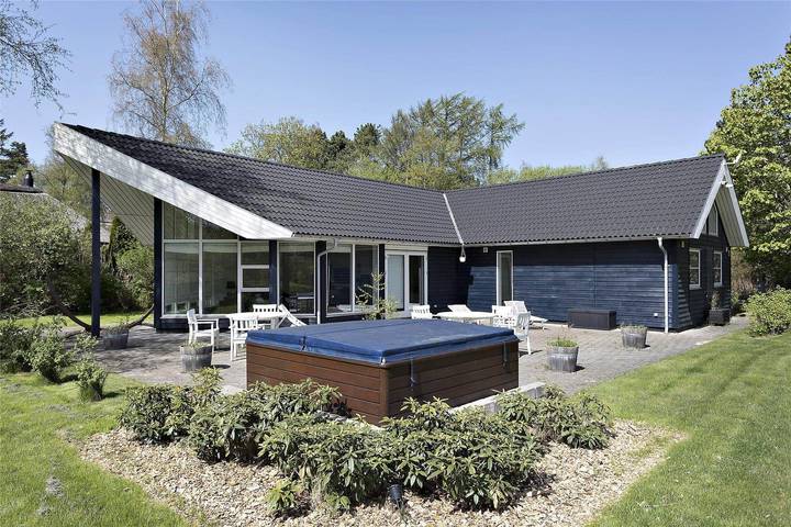 Ferieudlejning for 9 personer, med sauna og jacuzzi samt terrasse, børnevenlig i Vig