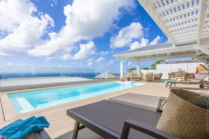 Location de vacances pour 6 personnes, avec terrasse ainsi que jardin et piscine en Martinique - 2
