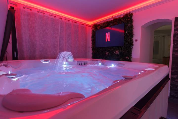 Gîte pour 2 personnes, avec piscine et jardin ainsi que terrasse et jacuzzi, animaux acceptés dans le Var - 2