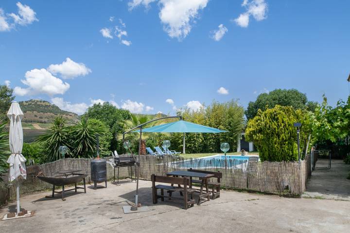 Casa Rural Cantarrana: Großes Landhaus mit Pool, Wlan, Klimaanlage und idyllischer Umgebung in Arriate, Málaga Provinz