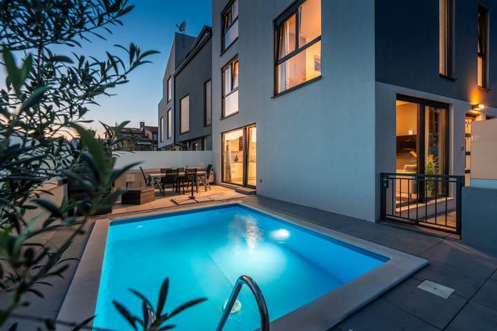 Villa für 8 Personen, mit Balkon und Terrasse sowie Pool in Funtana