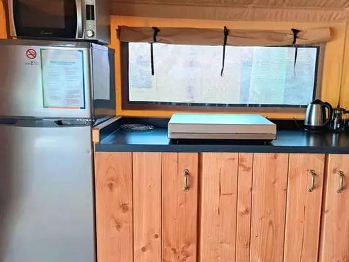 Camping Village Lago Maggiore - Safaritent 5 personen - Eco Lodge Tent | 2 Slaapkamers | 4/5 Pers | Geen badkamer in Dormelletto, Lago Maggiore (Piemonte)
