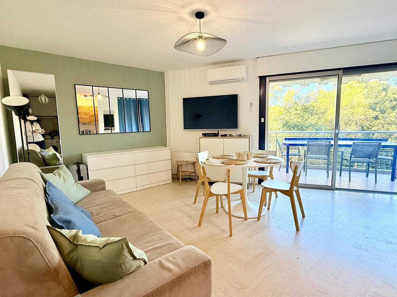 Entire apartment, Studio du Riou Apartment with Mountain View, Wi-Fi, and Air Conditioning in Mandelieu-la-Napoule, Massif de l'Esterel